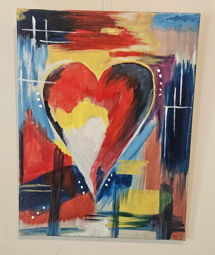 Tableau abstrait : grand cœur rouge, jaune et blanc sur fond coloré