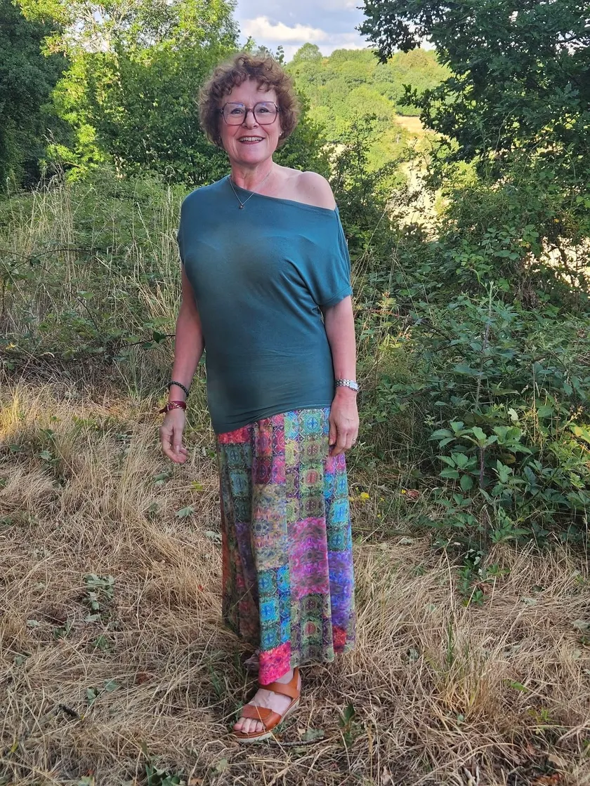Sandrine, la créatrice de Puy Colibri, souriante au milieu de la nature des Combrailles