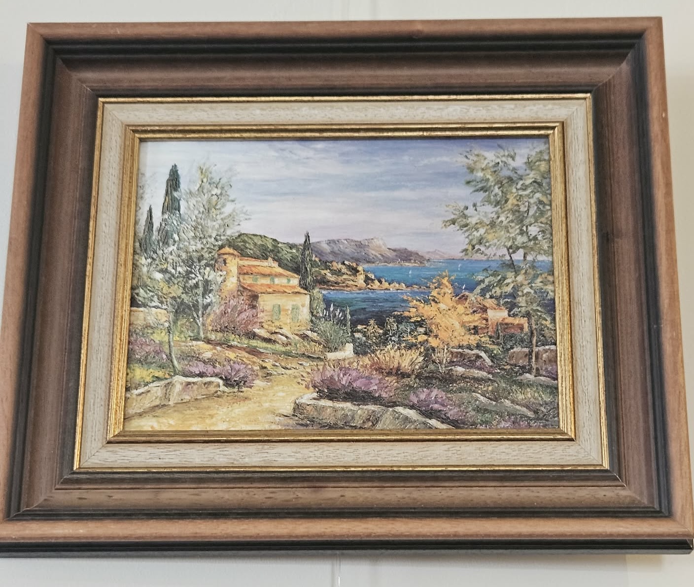Tableau : calanque méditerranéenne, mas provençal et pins au bord de la mer